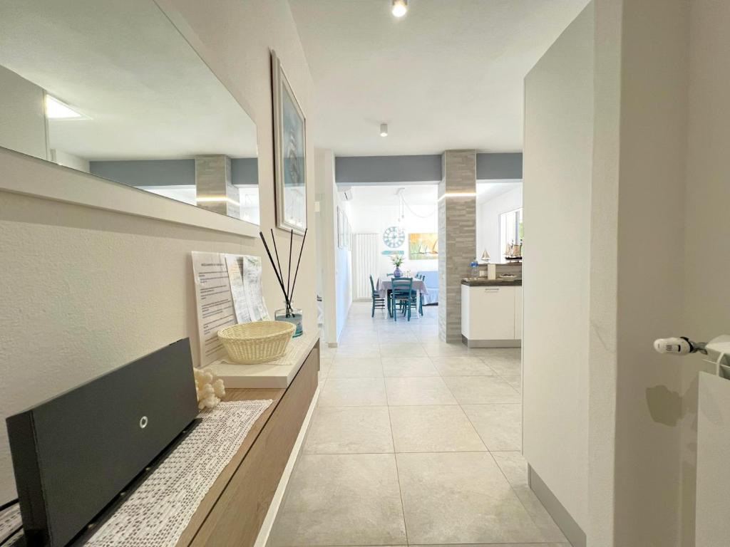 Ingresso dell'appartamento verso la zona living
