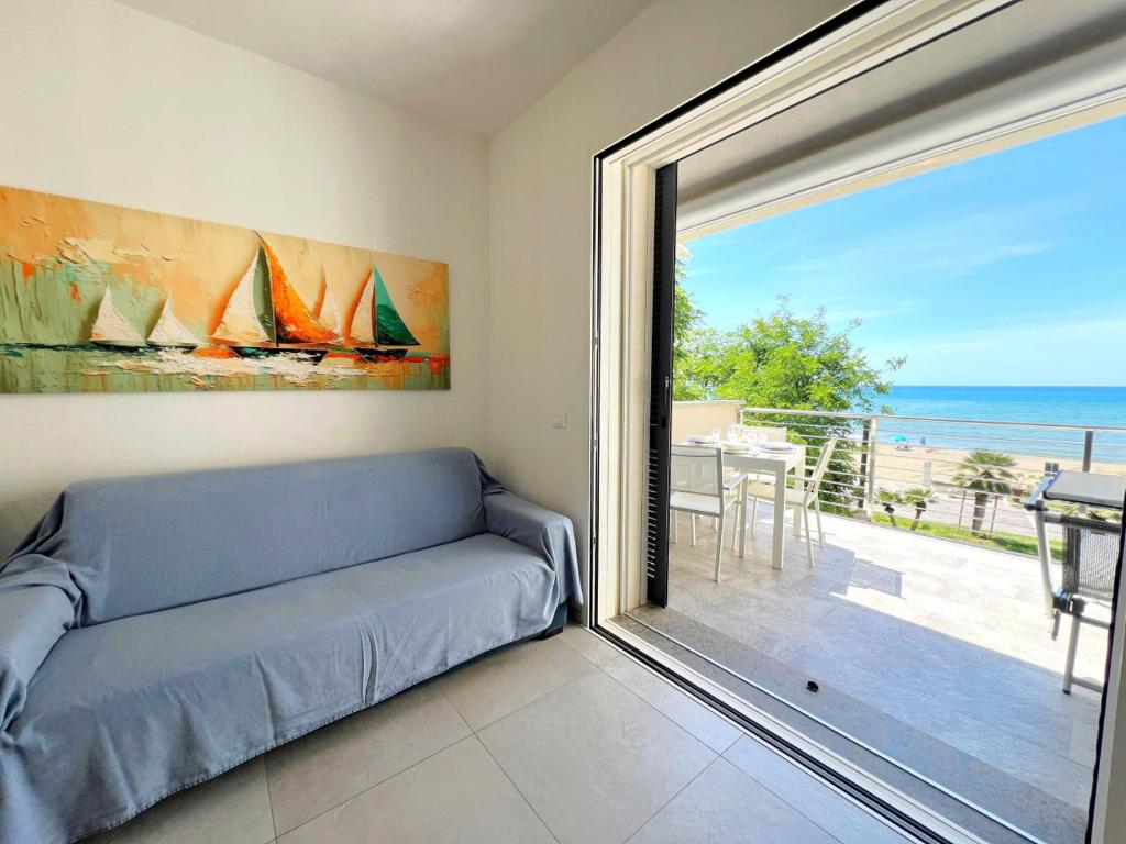 Soggiorno con vista mare e vetrata sul terrazzo 2