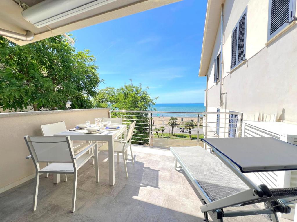 Terrazzo con lettino e tenda da sole vista mare