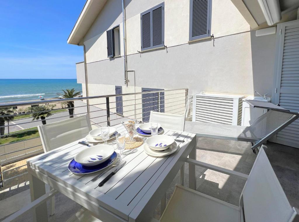 Terrazzo con tavola apparecchiata e vista mare 4